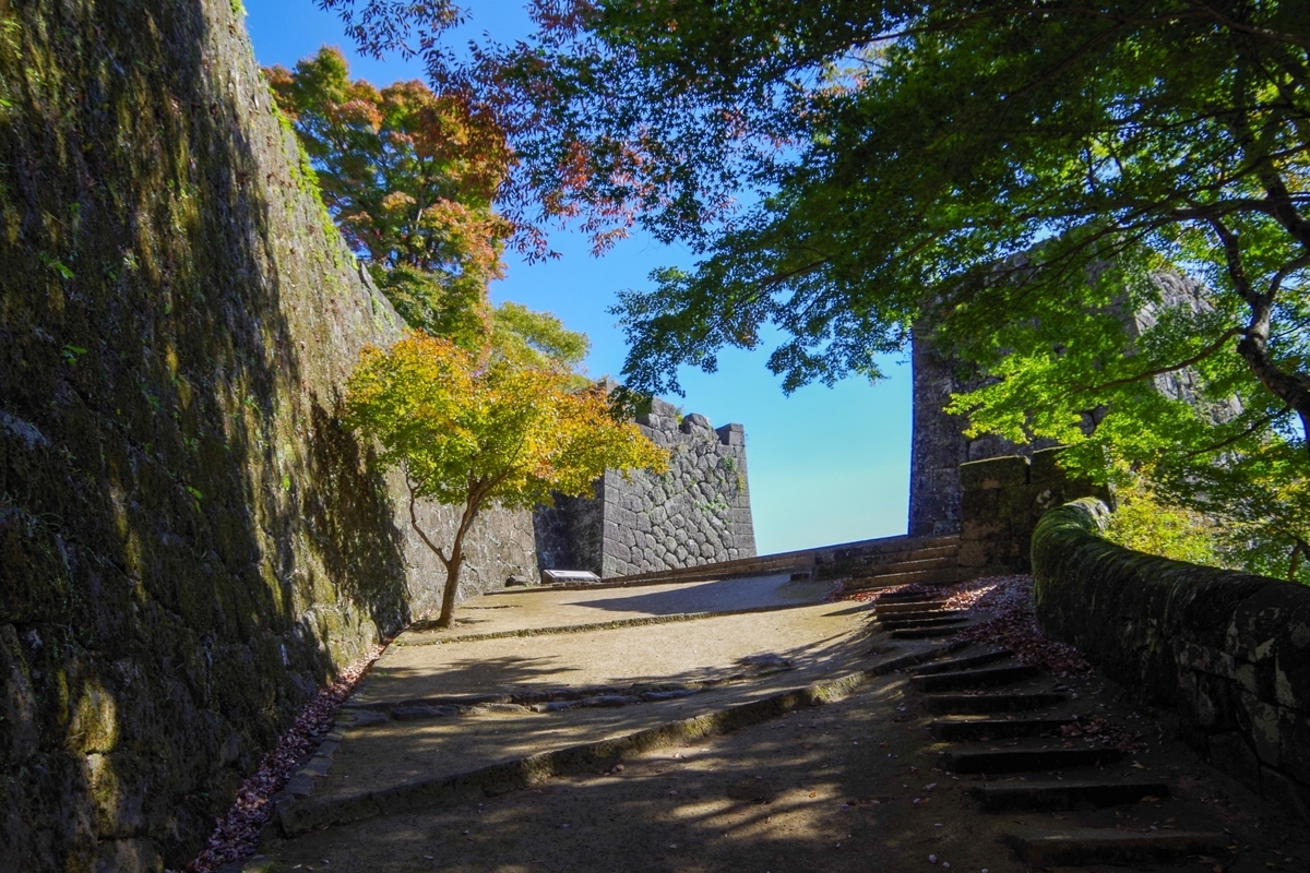 푸른 하늘과 신록에 어우러지는 오테몬 앞 돌계단