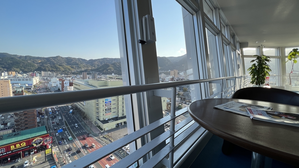 벳푸타워 전망대 창가 좌석에서 바라본 시가지와 산