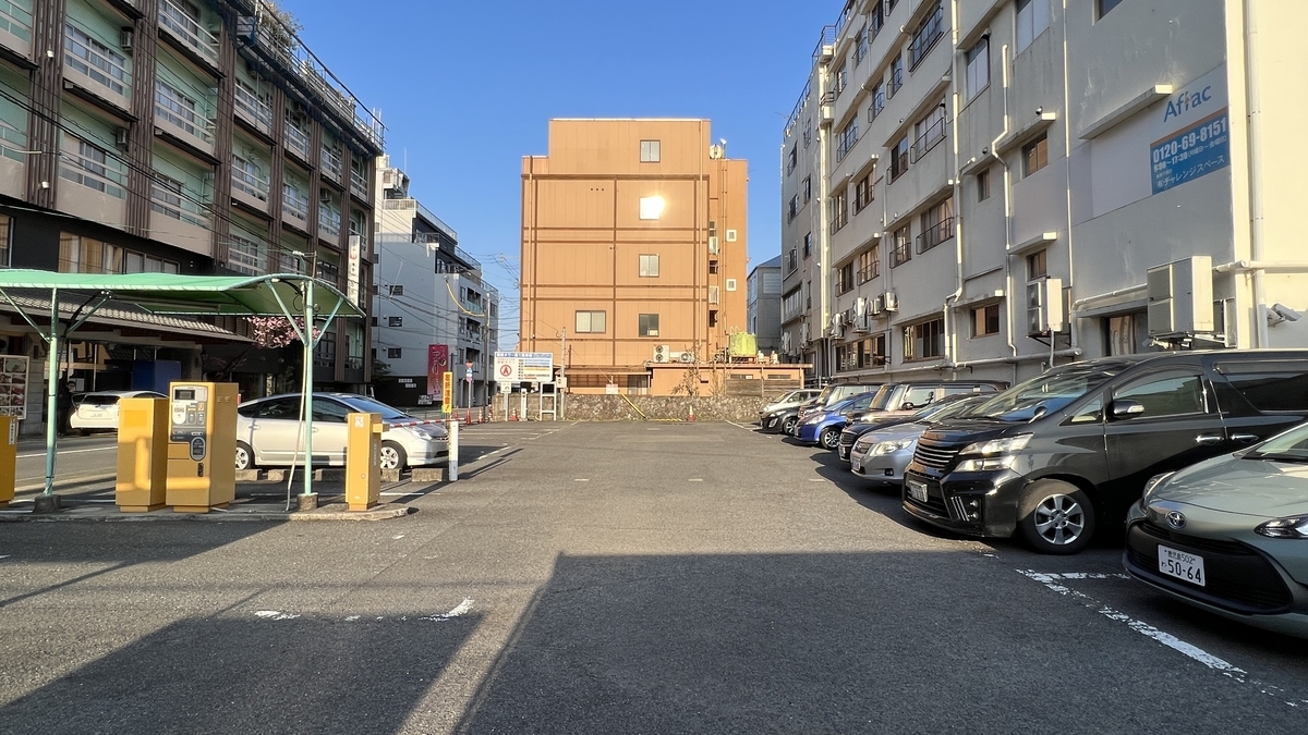 벳푸타워 지정 주차장 입구와 주차 공간