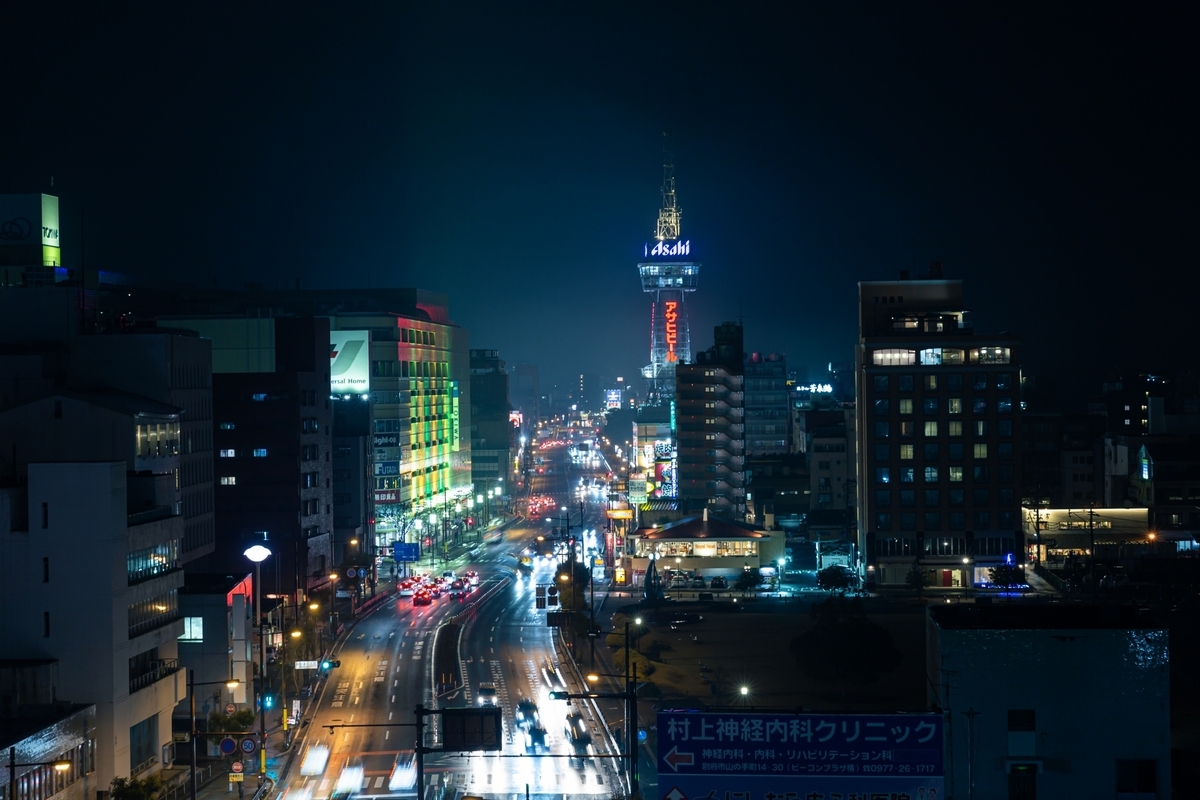 야간 벳푸 시가지와 라이트업된 벳푸타워 풍경