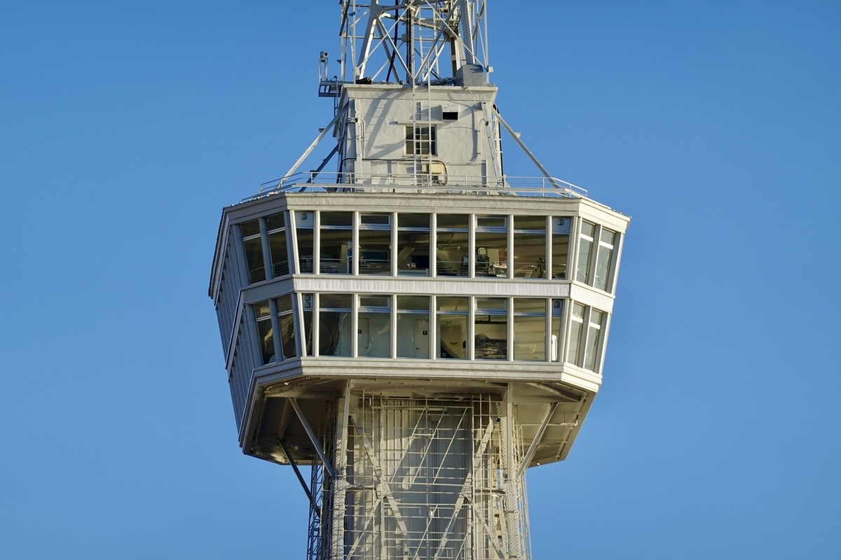 푸른 하늘을 배경으로 한 벳푸타워 전망대 클로즈업