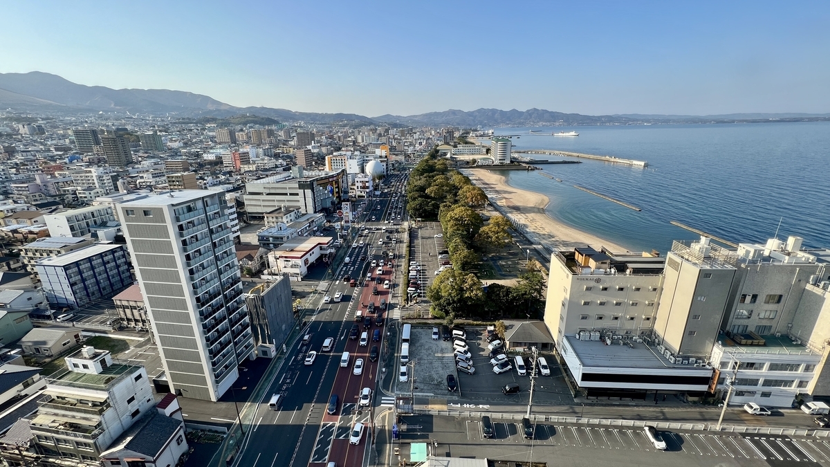 전망대에서 벳푸만과 해안가 거리를 한눈에 바라보는 풍경
