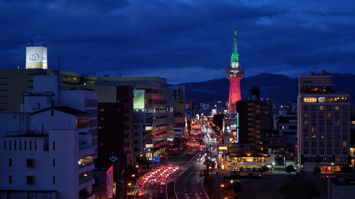 야간 벳푸 시가지에 빨강과 초록으로 라이트업된 벳푸타워