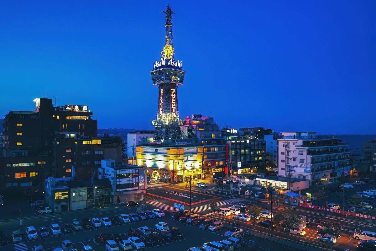 해질녘 라이트업된 벳푸타워와 주변 야경
