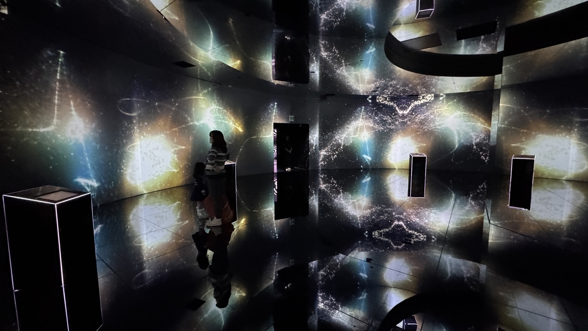 光の星雲が広がるUNIVERSEエリアで子どもと観覧する親子