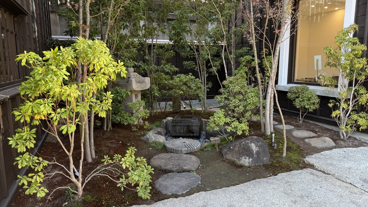 마치야 사이에 마련된 작은 일본 정원, 석등과 디딤돌이 놓인 이끼 정원