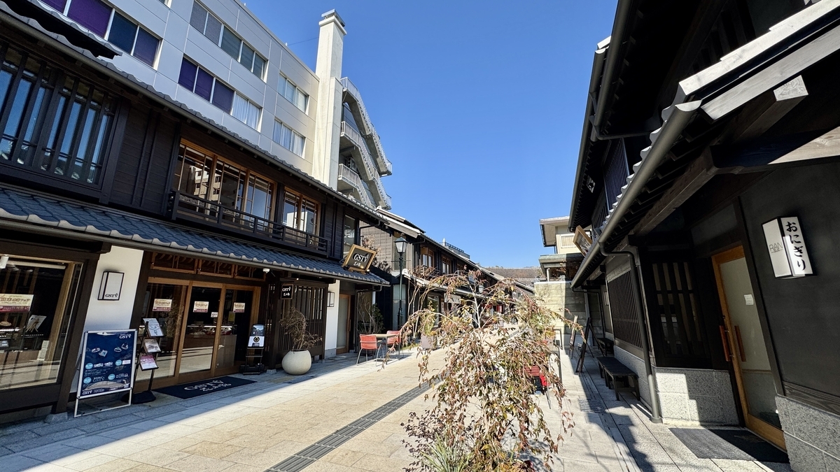 고에도 고후 하나코지 거리에 늘어선 마치야 풍 점포, 현대 빌딩과 조화를 이루는 돌바닥과 테라스석 풍경