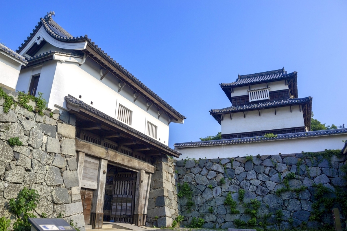 沿著福岡城石垣排列的白牆黑瓦多聞櫓和角櫓