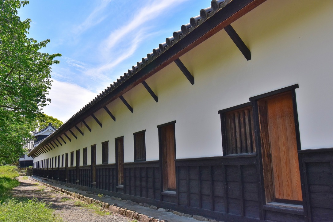 白牆黑板牆連續的福岡城多聞櫓長外牆和木門