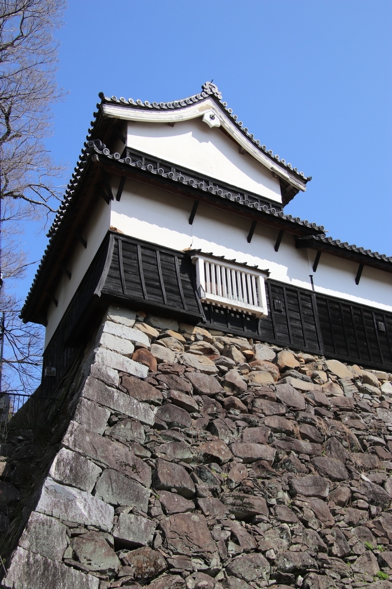 高石垣上矗立的福岡城多聞櫓白牆黑瓦角櫓