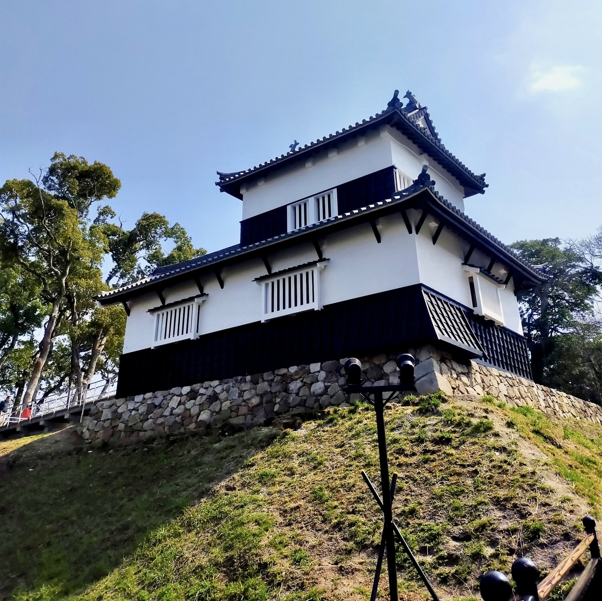 石垣上建造的兩層白牆黑瓦復原潮見櫓仰視構圖