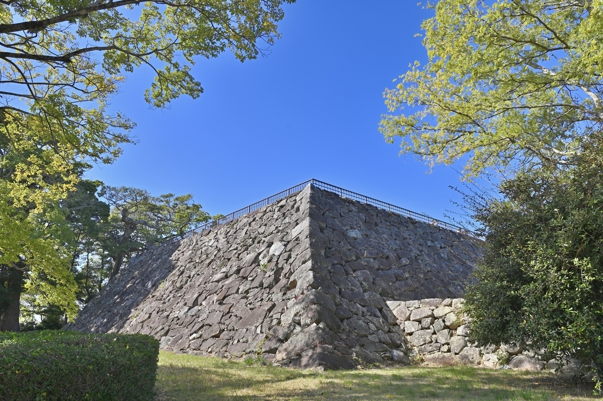 被樹木環繞的福岡城大天守台巨大石垣與展望欄杆