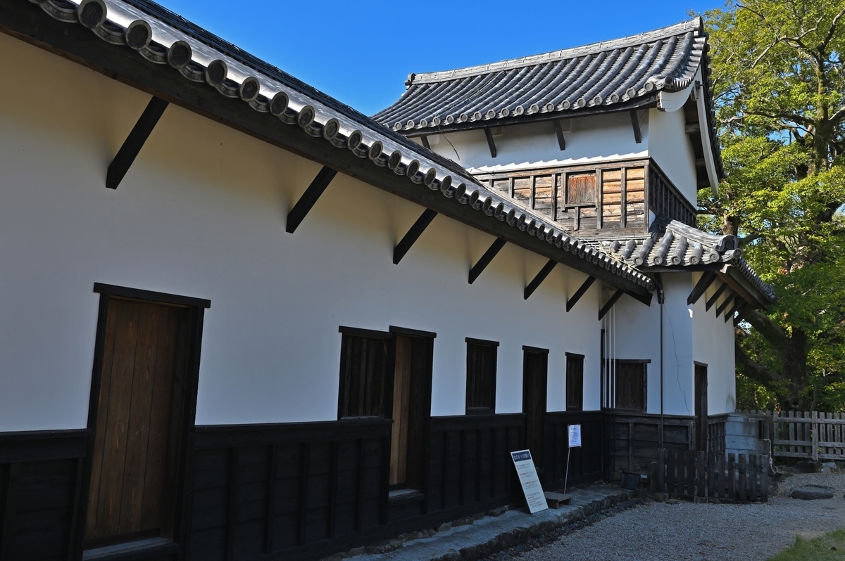 白牆黑板牆連續的多聞櫓與遠處可見的福岡城角櫓