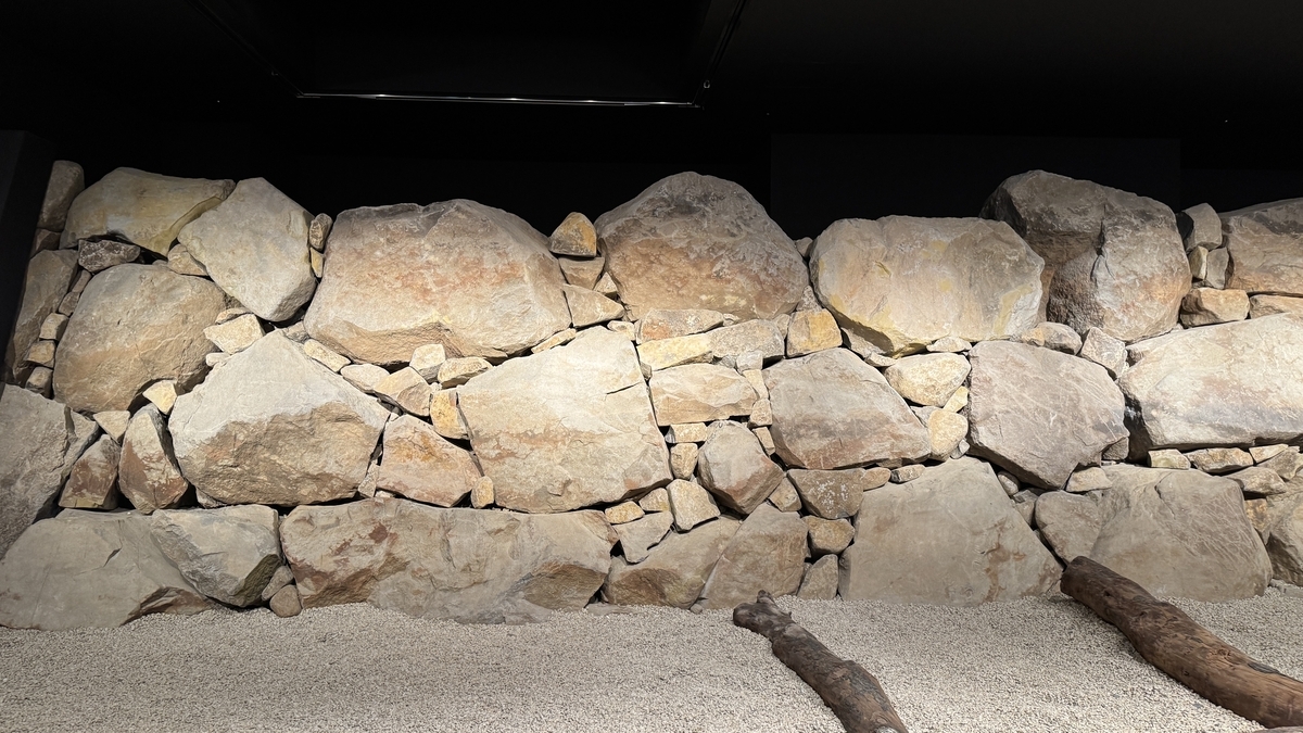 用自然石堆砌的野面積石垣和填縫石細節