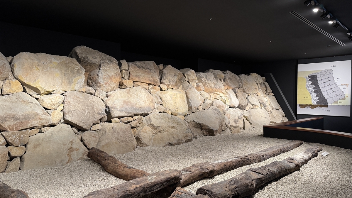 野面積石垣和前方排列的胴木實物展示