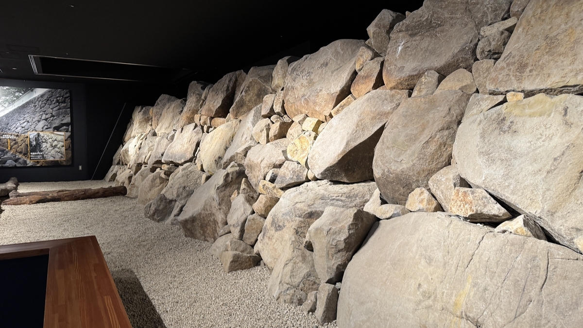 展示室內再現的野面積石垣側面和砂石地面