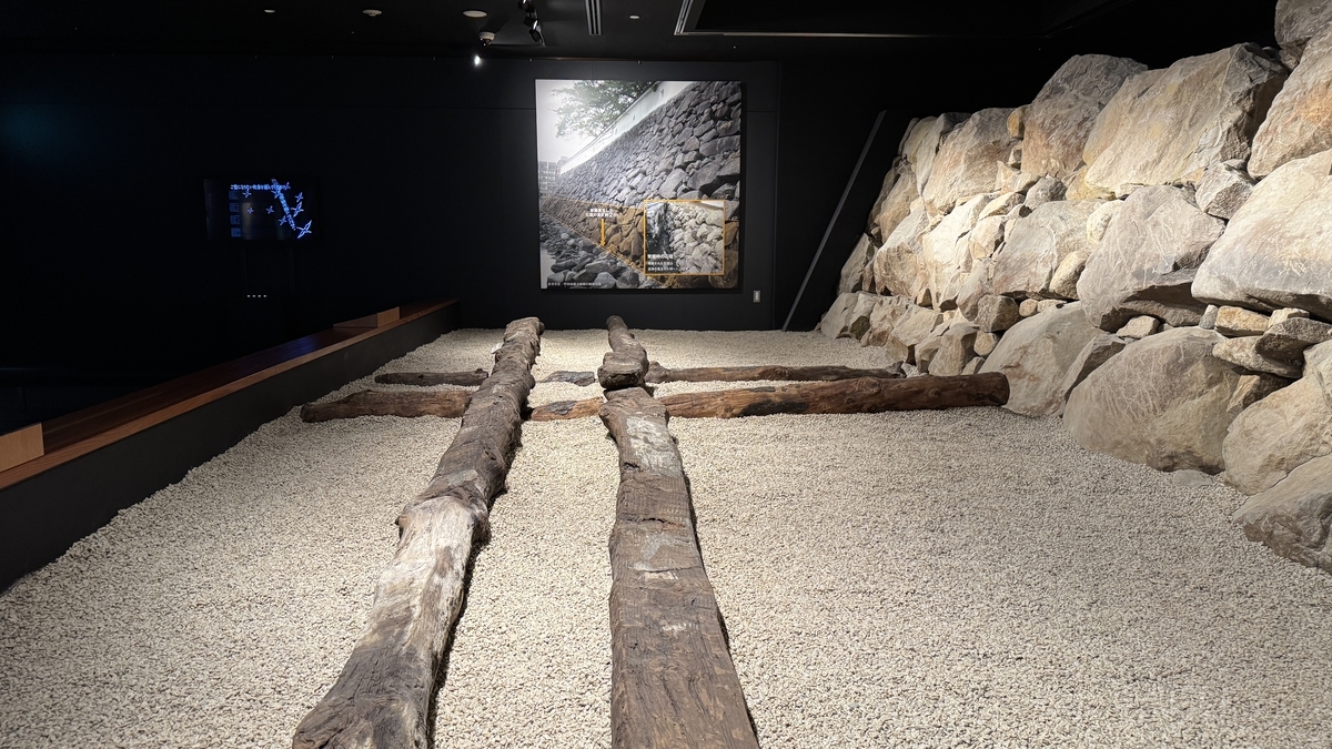 十字排列的胴木展示和右側石垣全景