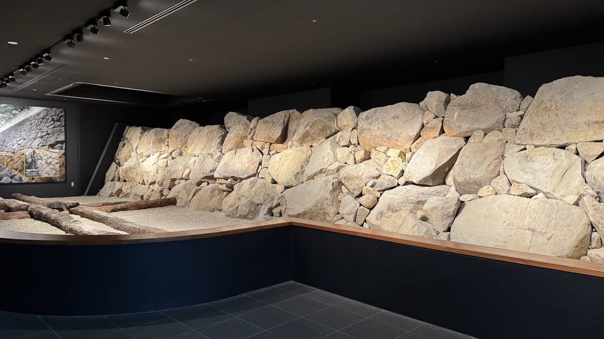 展示室內遷移的內護城河石垣全景和前方的胴木列