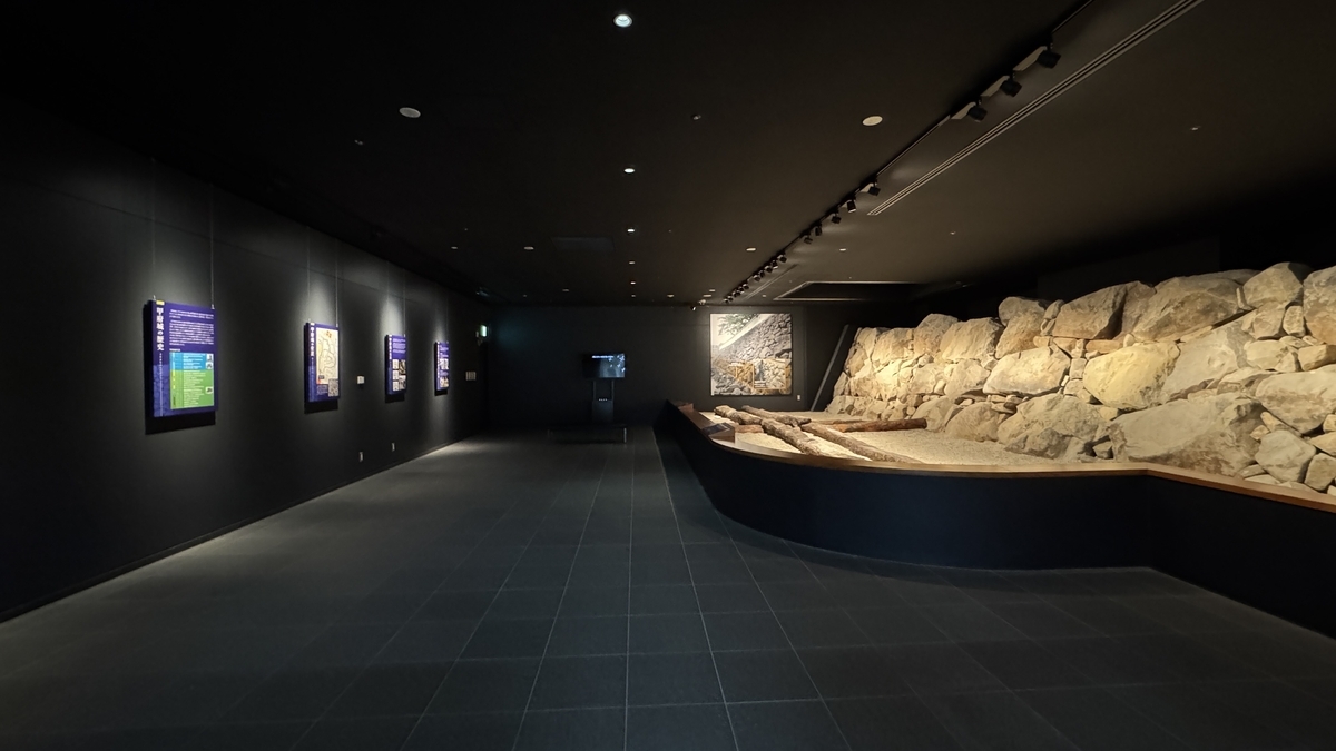 石垣展示室走廊和牆面排列的解說面板全景