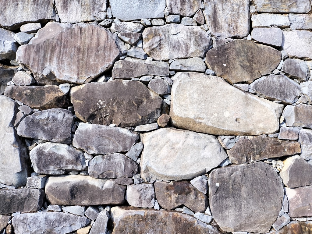 대소 자연석을 쌓아 올린 노즈라즈미 석벽의 근경