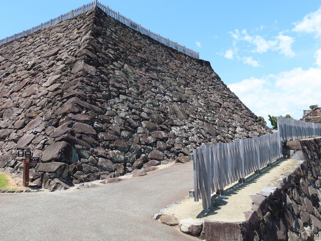 천수대의 거대한 석벽과 산책로를 걷는 시선의 풍경