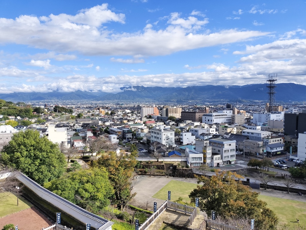 천수대에서 바라본 고후 시가지와 먼 산맥