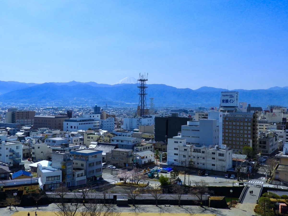 고후 시가지 너머로 후지산이 보이는 천수대의 전망