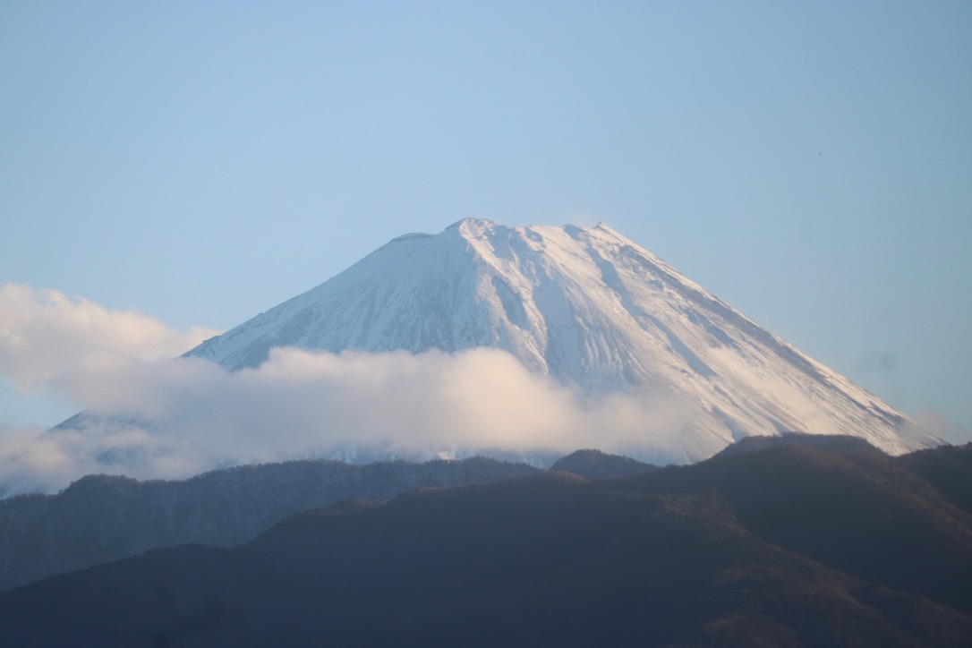 운해 위에 우뚝 솟은 설경의 후지산 클로즈업