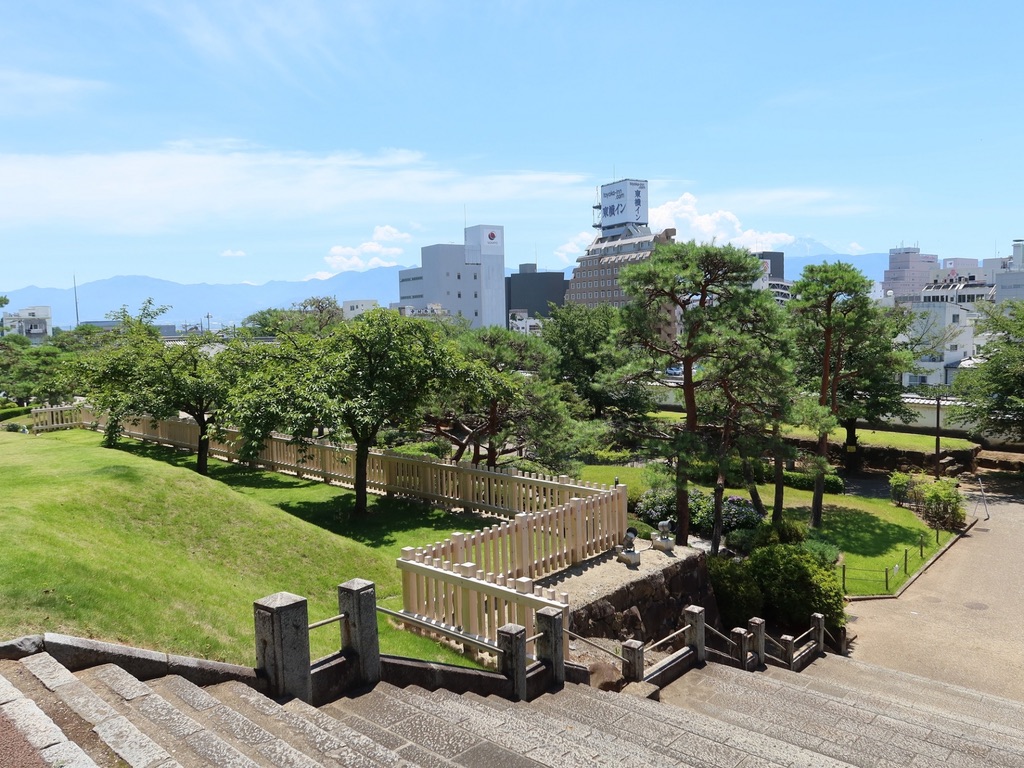 돌계단 위에서 내려다본 카지쿠루와의 잔디와 소나무 정원