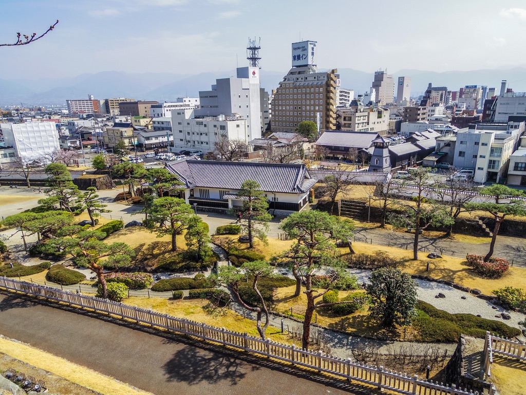 흰 모래의 마른 개울이 펼쳐지는 카지쿠루와의 일본 정원