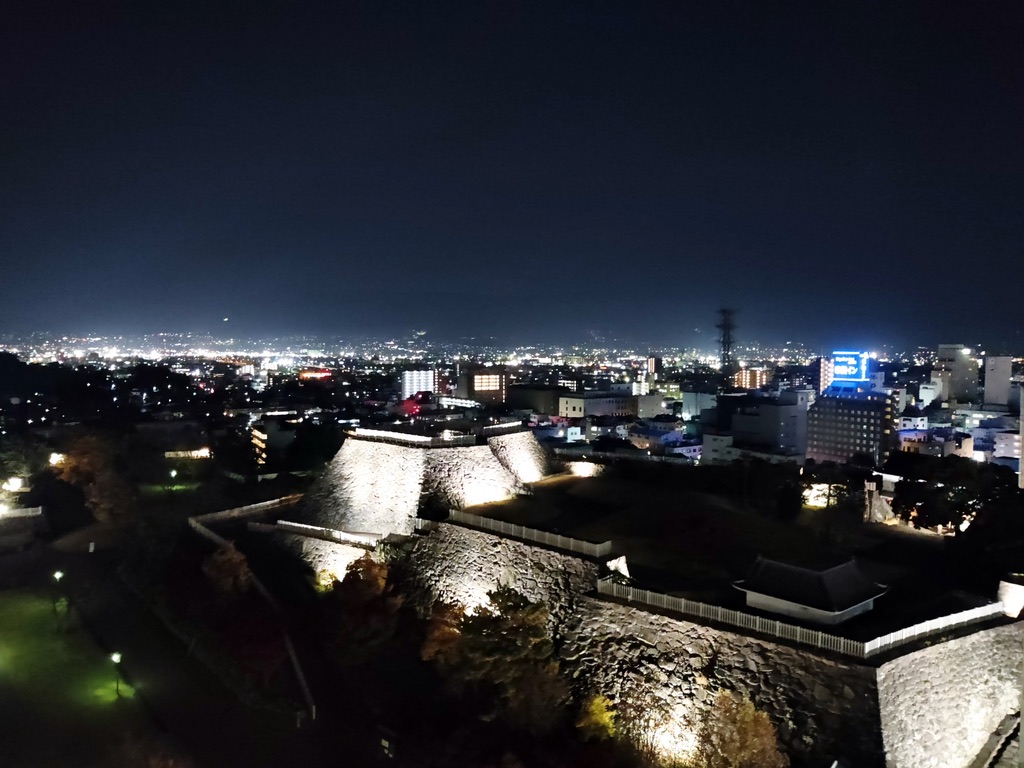 조명이 켜진 석벽과 고후 시가지 야경의 파노라마