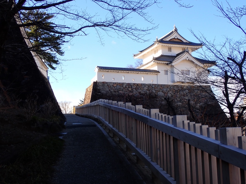 목책을 따라 오르막길 끝에 보이는 이나리 망루와 석벽