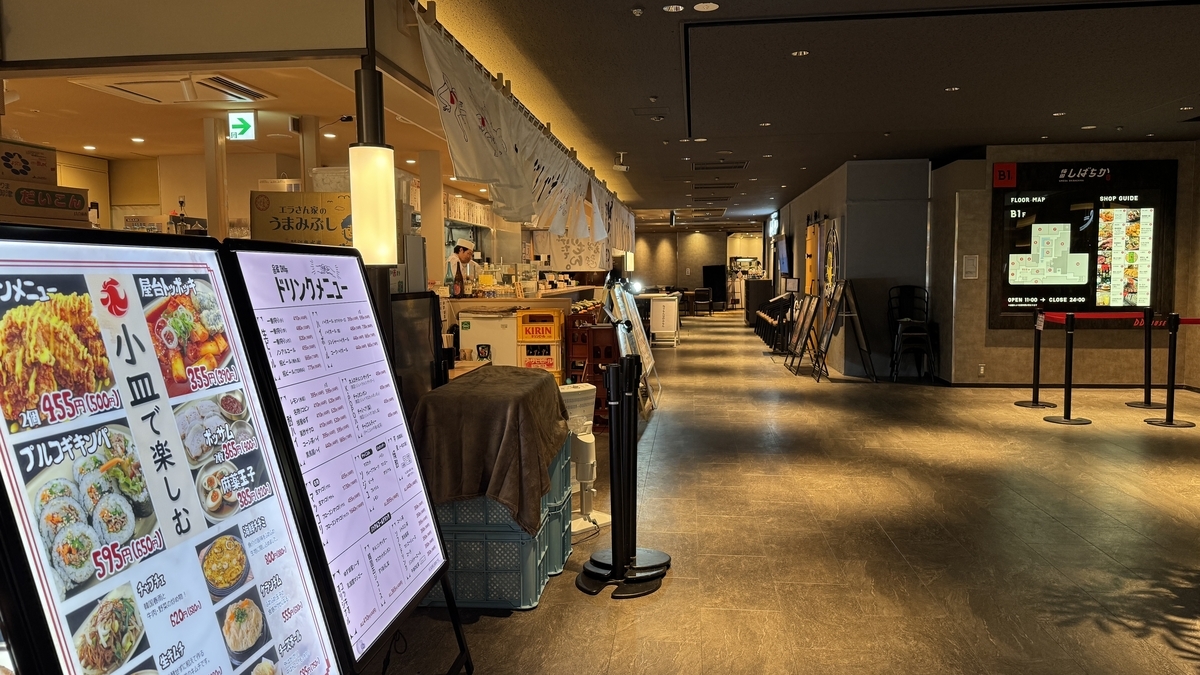 메뉴 간판이 늘어선 우메다 시바치카 통로와 벽면의 플로어 맵