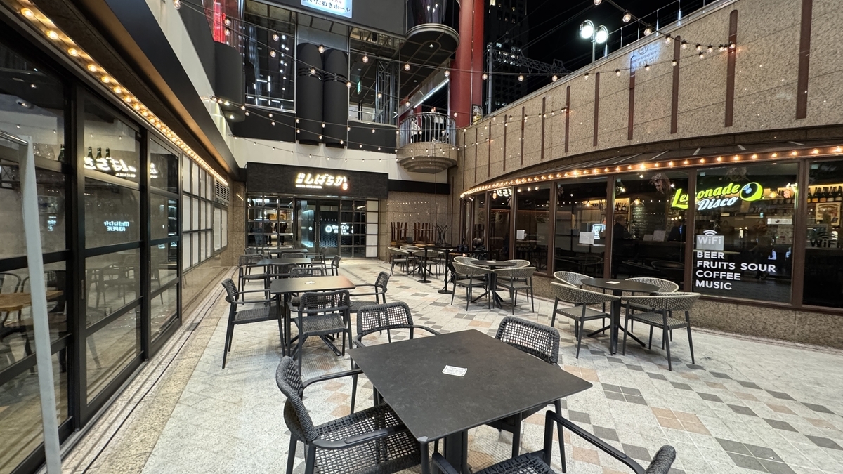 우메다 시바치카 중정 테라스에 늘어선 테이블 좌석과 밤의 일루미네이션