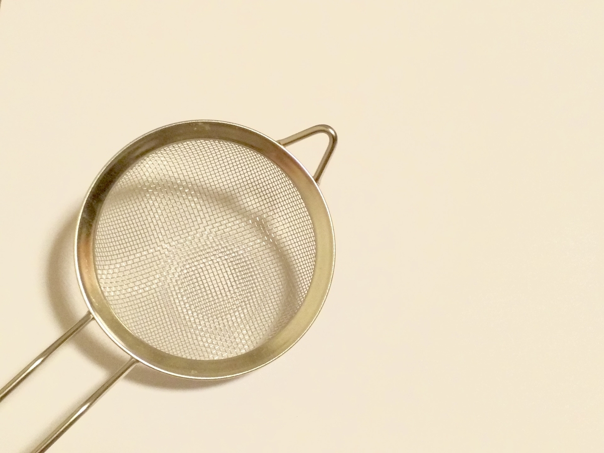 抹茶をふるうための金属製の茶漉しと細かな網目