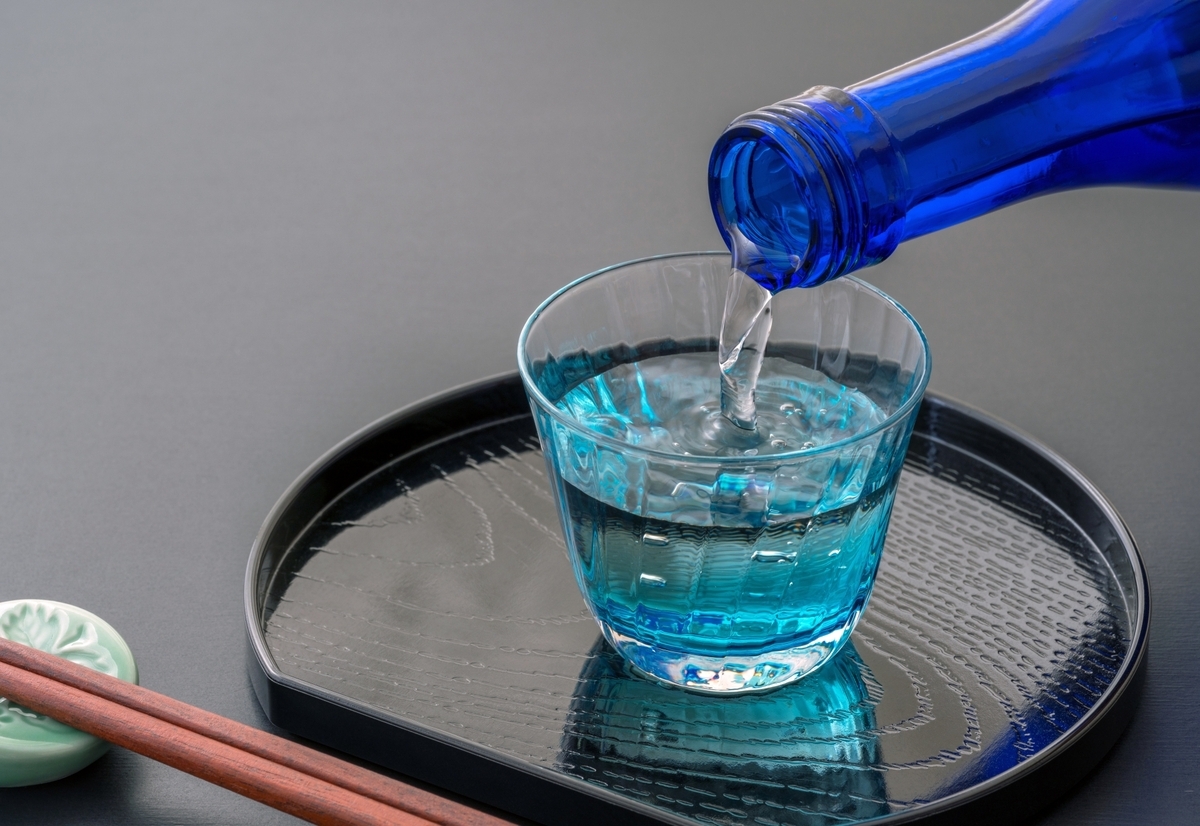 สาเกเย็นถูกรินลงในโอโจโกะแก้วสีน้ำเงิน