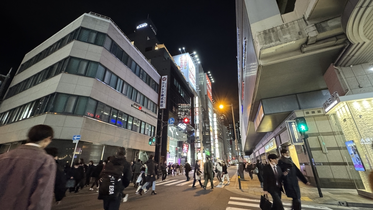 한큐 오사카우메다역 북쪽 밤거리 풍경과 고가 아래를 향해 걸어가는 많은 보행자들