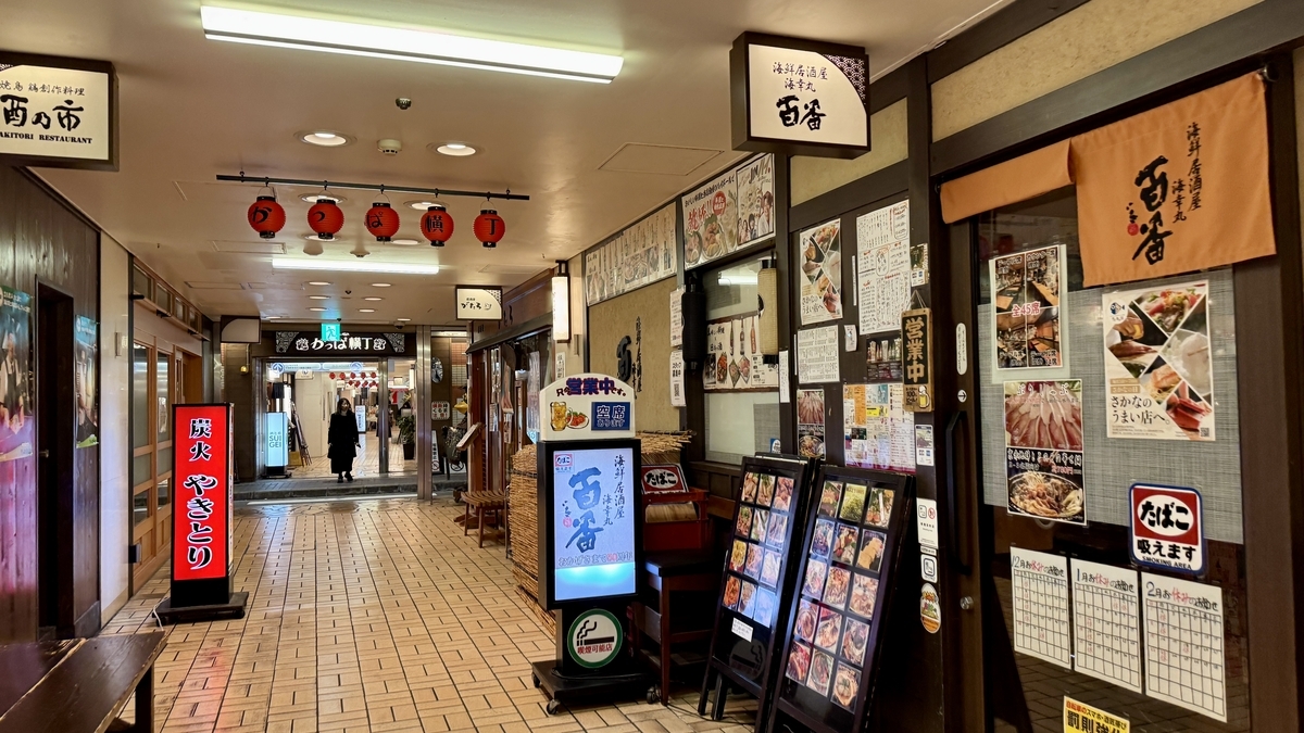 맥주와 와인을 들고 있는 갓파 마스코트 캐릭터 갓페이와 팟피이 조형물