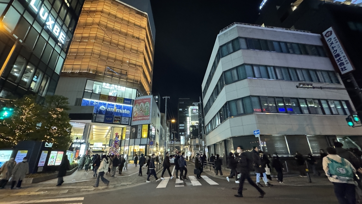 밤의 우메다 시바타 지역 교차로를 오가는 사람들과 한큐 갓파 요코초 주변 빌딩가