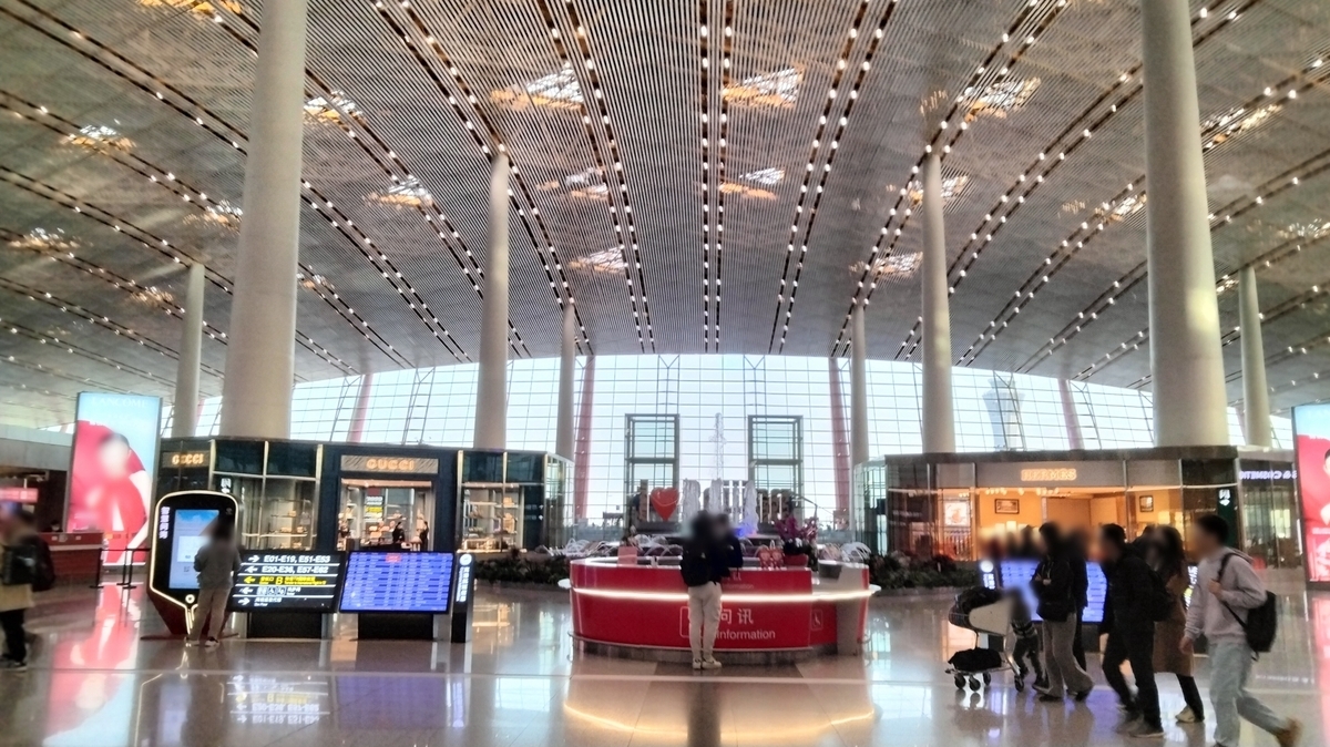 파란 하늘 아래 긴자 4초메 교차로에 서 있는 시계탑 와코 본관과 주변 상업 빌딩