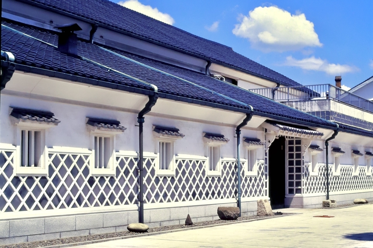 넓은 논 너머로 이어지는 산줄기와 파란 하늘이 펼쳐지는 주조미 산지의 풍경