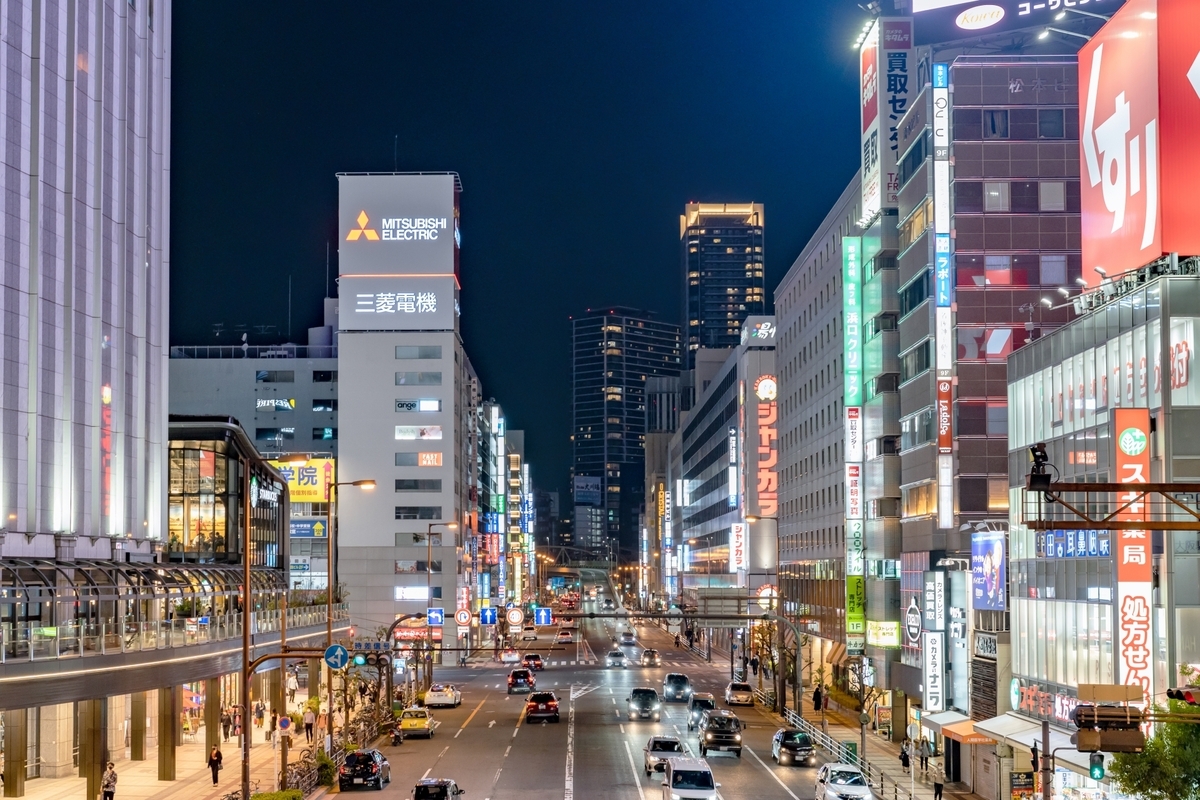 한큐 산반가이 북관 안내 표시를 따라 이어지는 나무 톤 통로와 UMEDA FOOD HALL 입구
