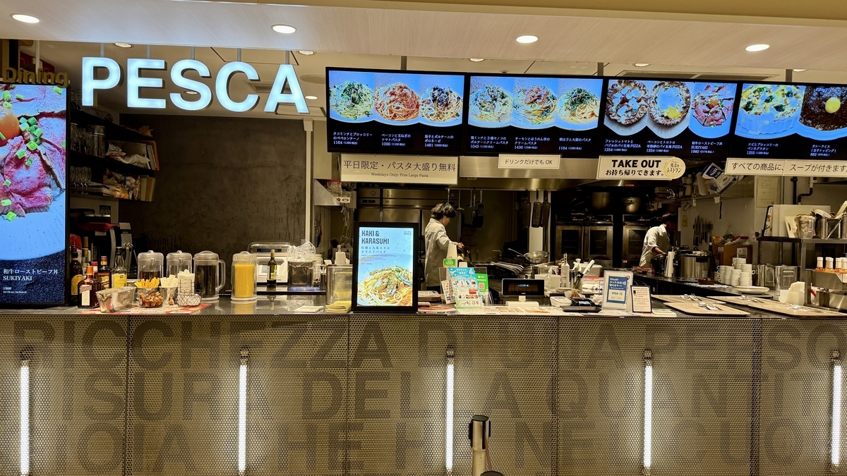 미아 키친 입구 안내와 양식 메뉴 간판이 줄지어 있는 통로 쪽 매장 외관