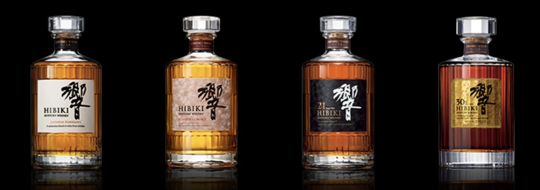 黒背景に響ラベルのボトル四本が横一列に並ぶ商品画像