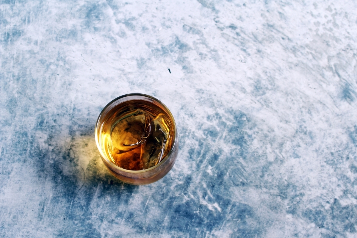 氷の床にウイスキー入りグラスを上から配置した写真