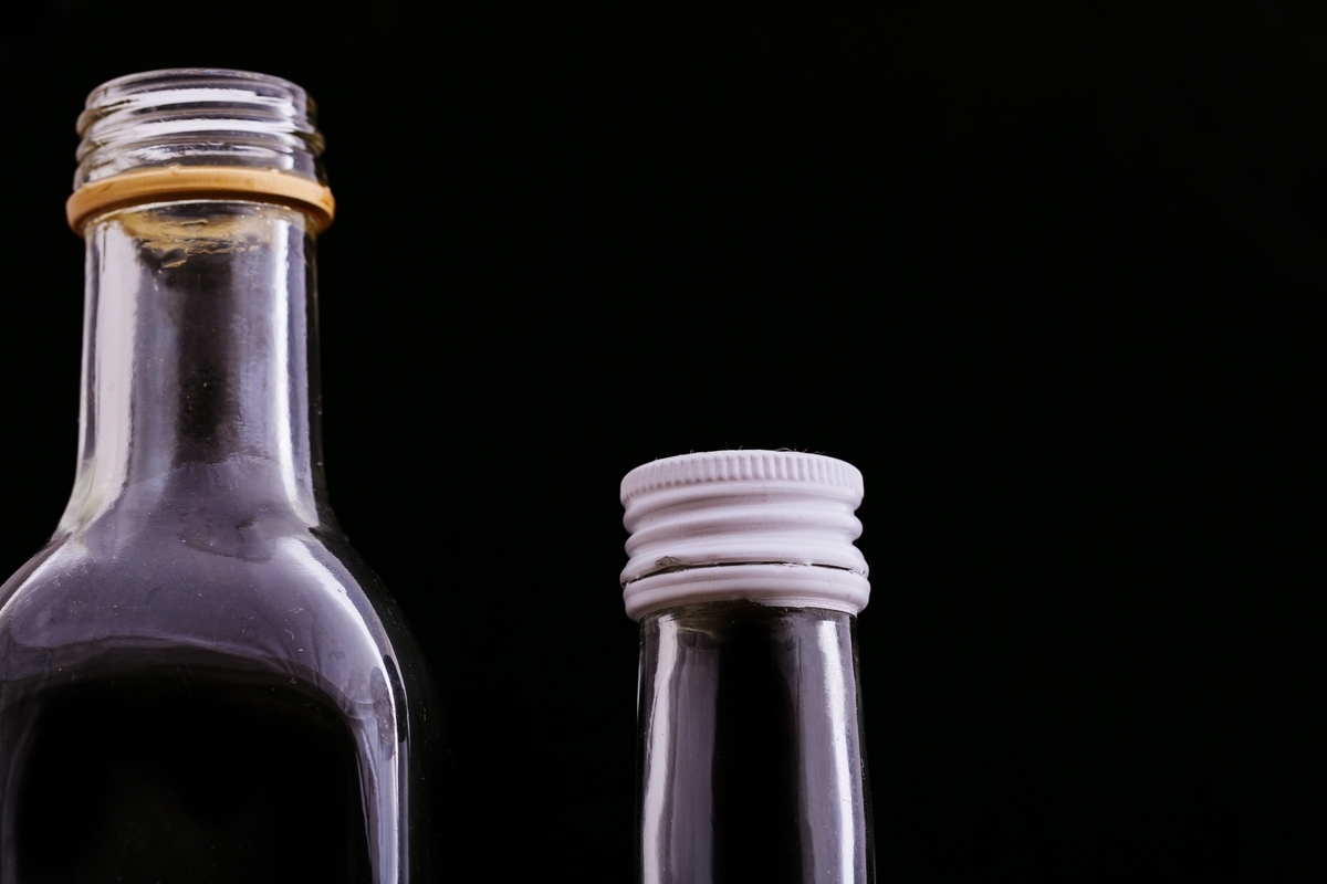 黒背景に空のボトルが二本置かれたクローズアップ