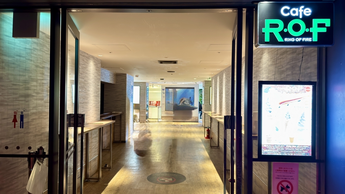 大阪海游馆4楼Cafe R.O.F入口,走廊尽头可见鲸鲨立体画