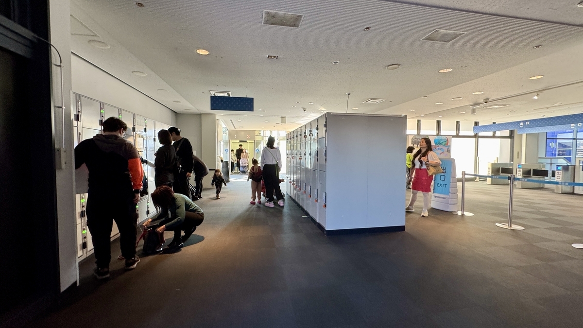 카이유칸 엔트란스 로비에 줄지어 있는 코인 라커