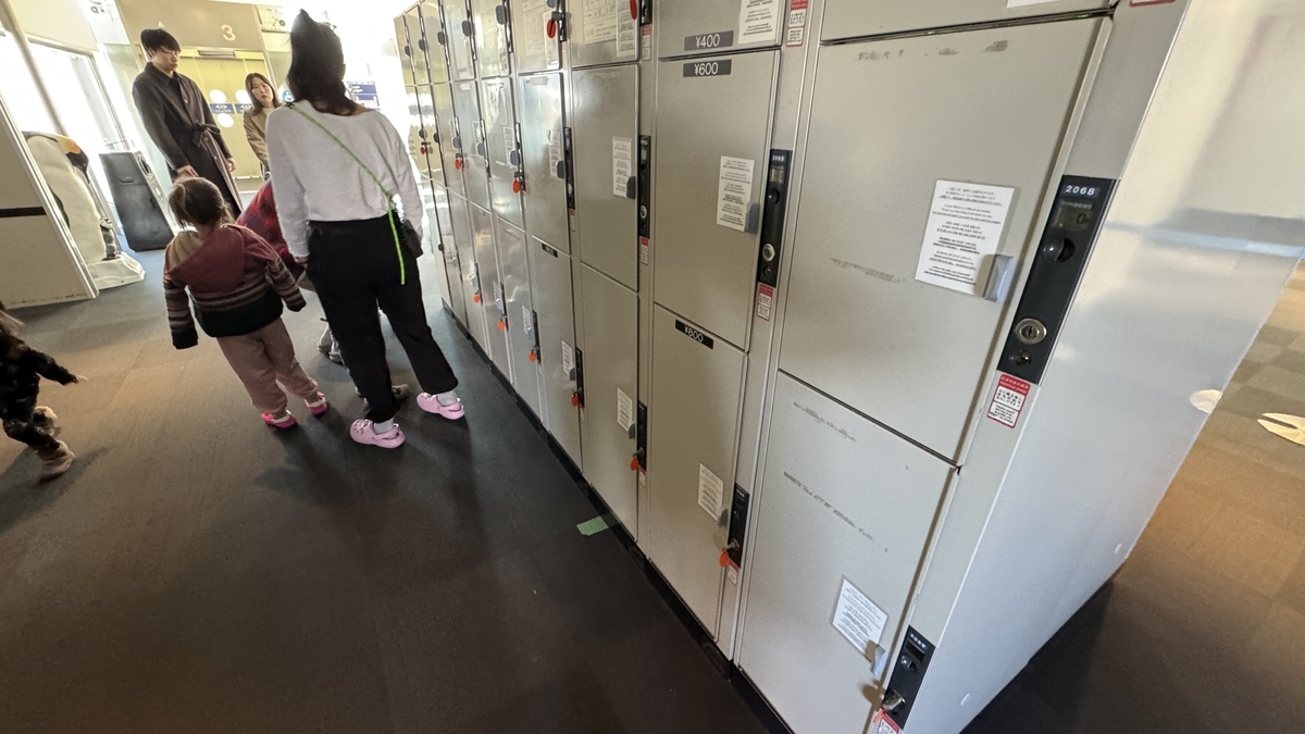 관람 전 짐을 보관할 수 있는 코인 라커 주변 통로