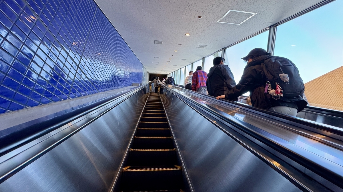 3층에서 8층까지 이어지는 카이유칸의 롱 에스컬레이터